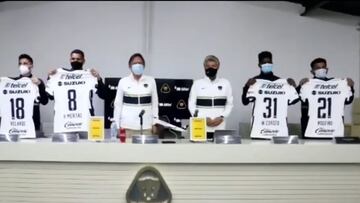 Los nuevos jugadores del equipo presumen sus camisetas