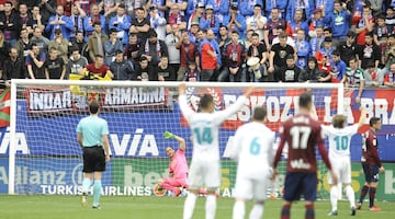 Cristiano Ronaldo makes it 1-2. Min.84