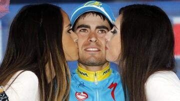 Mikel Landa es besado por las azafatas tras ganar la etapa de Aprica en el Giro de Italia 2015.