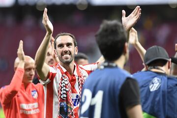 Godín recibió el homenaje de su hinchada. Le pasó el brazalete a Koke y Luiz Pereira le dio una placa con sus partidos de rojiblanco.