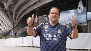 Adrián posa para AS junto a una de las remodeladas puertas del nuevo Bernabéu.
