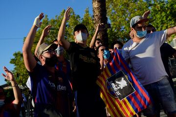 Los aficionados del FC Barcelona se manifestaron en las puertas del club.