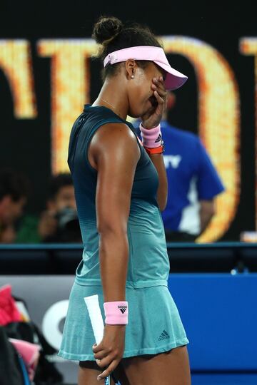 La tenista japonesa se emociona tras proclamarse campeona del Open de Australia tras vencer a Kvitova por 6-7, 7-5 y 4-6.