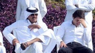 El director deportivo del PSG, Leonardo, junto al dueño del club francés.