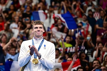 Gold medallist France's Leon Marchand poses with his medal on the podium of the men's 200m individual medley swimming event during the Paris 2024 Olympic Games at the Paris La Defense Arena in Nanterre, west of Paris, on August 2, 2024. (Photo by Manan VATSYAYANA / AFP)