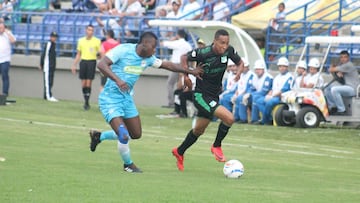 Jhon Mosquera ante la marca de un rival en el partido entre Jaguares y Deportivo Cali por Liga Águila.