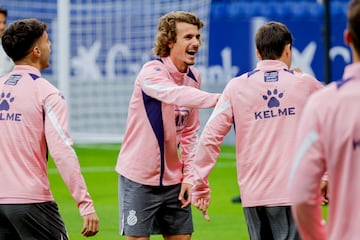 Carlos Romero bromea con Álvaro Aguado y Álvaro Tejero, en el entrenamiento de este sábado.