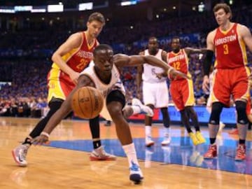 Thunder 100 - Rockets 107 (3-2). Reggie Jackson de los Oklahoma City.