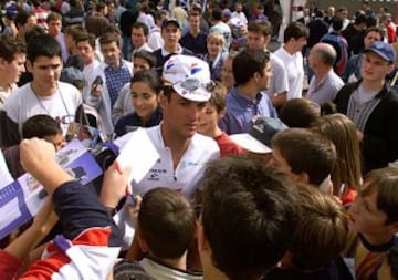 Vuelta a España 1998. José María Jiménez es rodeado por jóvenes aficionados antes de tomar la salida.