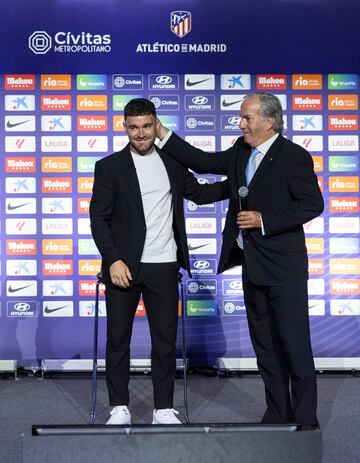 Javi Gal¨¢n, el primer fichaje del Atl¨¦tico 23-24, ha sido presentado este mi¨¦rcoles en el auditorio del C¨ªvitas Metropolitano. El lateral, de 28 a?os, entr¨® en la sala junto a Enrique Cerezo y estuvo acompa?ado tambi¨¦n por amigos, familiares y por el director deportivo, Andrea Berta, y el vicepresidente Antonio Alonso.