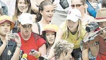 <b>FANS MADRIDISTAS.</b> Aficionados ataviados con los colores de España y alguno con la camiseta del Madrid apoyaron a Ferrero en Melbourne.