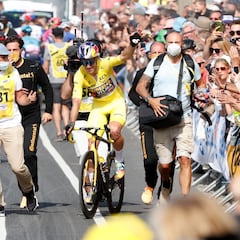 Van Aert: “Este maillot me da alas; no quería llegar a otro esprint”