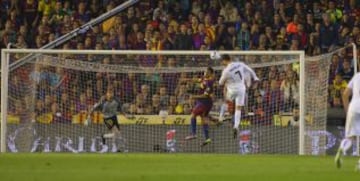 20/04/11 - Gol de cabeza ante el Barcelona en el partido de Copa del Rey en Mestalla.