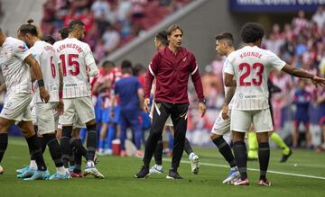 Julen Lopetegui dando instrucciones durante la pausa de hidratación. 