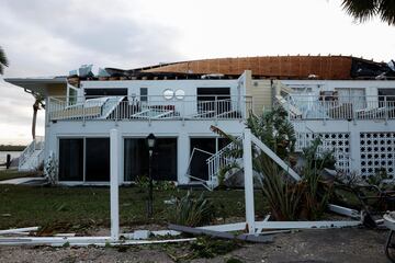 Casas y estructuras sufren daños por el paso del huracán Milton en Venice, Florida.