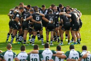 Issac Luke jugador de Nueva Zelanda lidera la Haka antes del partido de preparación para el Mundial contra las Islas Cook.