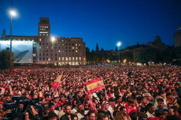 La plaza de Catalunya, Barcelona. Los aficionados ven el encuentro entre la selección española e Inglaterra en una pantalla gigante.