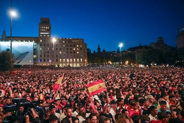 La plaza de Catalunya, Barcelona. Los aficionados ven el encuentro entre la selección española e Inglaterra en una pantalla gigante.