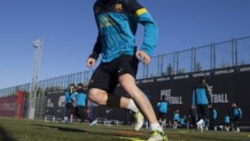 Iniesta, que estaba tocado, trabajó ayer con el grupo y hoy estará en el partido contra el Valladolid, ante el que marcó su primer tanto con el Barça en Liga.
