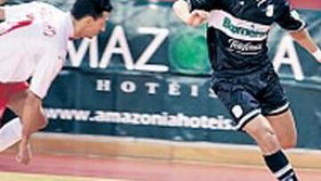 <b>IMPARABLES. </b>Gabriel a punto de disparar ante un rival kazajo.