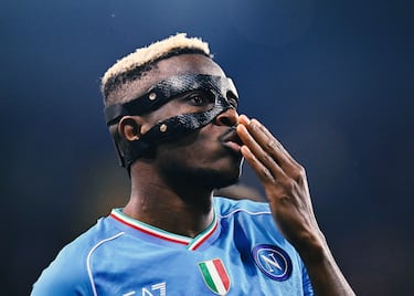 El delantero, de 26 años, fue fichado por Luis Campos, actual consejero deportivo del PSG, para el Lille y no vería con malos ojos volver al fútbol francés, tal y como indica L’Équipe.  El mayor inconveniente para este fichaje es la competencia de otros grandes clubes que también desean al delantero nigeriano. 