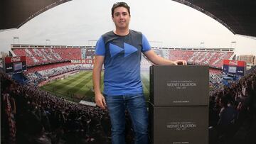 Un abonado atlético posa con tres asientos. El club va a repartir 26.000 y el resto se venden, todos con certificado de autenticidad.