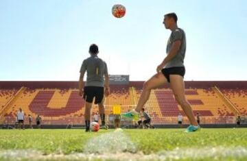 El goleador de Unión Española Diego Churín maneja el balón en Santa Laura.