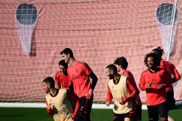 Ceballos, Courtois, Benzema, Marcelo, Reguilón, Odriozola y Gareth Bale en el entrenamiento del Real Madrid. 