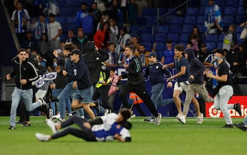 Invasión de campo de los seguidores del Espanyol cuando los jugadores del Barcelona celebraban el campeonato liguero.