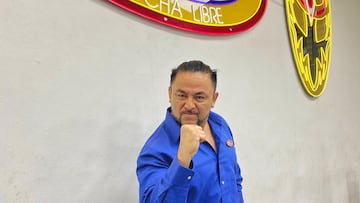 Averno posa para las cámaras del CMLL.