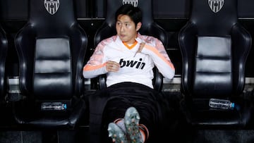 Kang-in Lee, jugador del Valencia, en el banquillo de Mestalla.