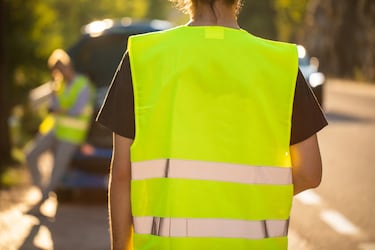 El chaleco reflectante de la DGT es obligatorio para los conductores que necesiten salir de su vehículo en calzada o arcén de vías interurbanas. Se debe llevar un mínimo de un chaleco en el habitáculo para poder ponérselo antes de salir, y el incumplimiento puede acarrear una multa de hasta 200€.