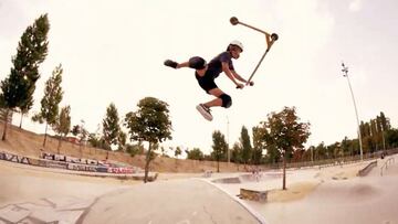 Un rider de scooter tira un truco en el skatepark de Legazpi (Madrid).