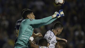 Argentina's Boca Juniors goalkeeper Esteban Andrada (L) vies for the ball with Ecuador's Liga de Quito midfielder Luis Valencia (C) and defender Carlos Rodriguez (R) during their Copa Libertadores quarterfinals second leg football match at the "Bombonera" stadium in Buenos Aires, Argentina, on August 28, 2019. (Photo by JUAN MABROMATA / AFP)