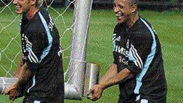 <B>LA OVACIÓN DEL DÍA</B>. Los aficionados chinos aplaudieron a rabiar a los currantes Beckham y R. Carlos.