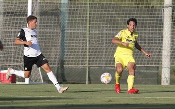 Dani Parejo haciendo un pase.