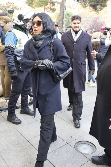 Francisco Martínez Velasco llega a catedral para la misa funeral de su madre, Concha Velasco.