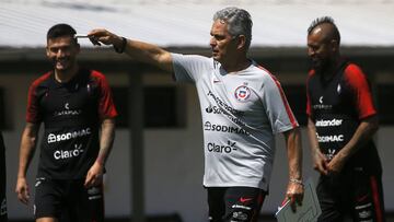 El plantel de la Roja presiona y decide no jugar ante Perú