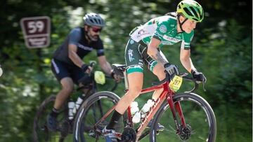 La ciclista canadiense Genevieve Jeanson, durante una competición de gravel.