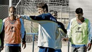 <b>CRISIS DE RESULTADOS. </b>Laudrup, que da órdenes a su equipo en un ensayo, debe buscar soluciones no al juego pero sí psicológicas.