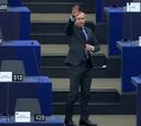 Un eurodiputado es expulsado del Parlamento y se marcha haciendo el saludo nazi