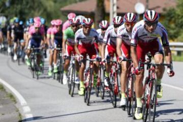 El pelotón a su paso por la localidad asturiana de Trubia durante la decimosexta etapa de la Vuelta Ciclista a España con salida en la villa asturiana de Luarca y llegada en Ermita del Alba (Quirós), con un recorrido de 185 kilómetros.