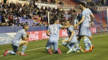 0-1. Salva Sevilla celebra el primer tanto con sus compañeros.