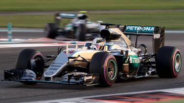 Lewis Hamilton por delante de Nico Rosberg en el GP de Abu Dhabi.