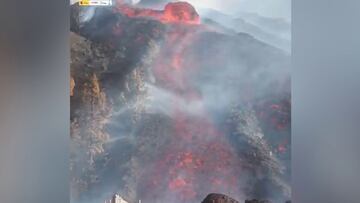 Un bloque gigante baja por una autopista de lava