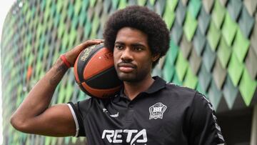 GRAFCAV8038. BILBAO (BIZKAIA), 14/08/2020.- El Bilbao Basket ha presentado este viernes al pívot estadounidense Aaron Jones como nuevo jugador del club. EFE/Miguel Toña