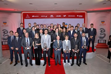 Todos los premiados en 18 gala los Premios As al Deporte 2024 posan con Vicente Jiménez, director de As y Juan cantón, director general de prensa de PRISA Media.