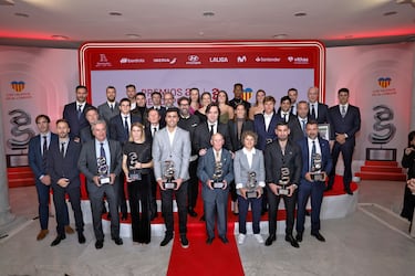 Todos los premiados en 18 gala los Premios As al Deporte 2024 posan con Vicente Jiménez, director de As y Juan cantón, director general de prensa de PRISA Media.