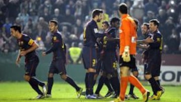 Messi, felicitado por sus compañeros elevó el listón de sus goles hasta los 88 tantos en el año 2012.