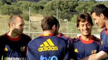 <b>POCA ALEGRÍA. </b>Mientras que sus compañeros bromeaban ayer, Iniesta se mostraba más serio.